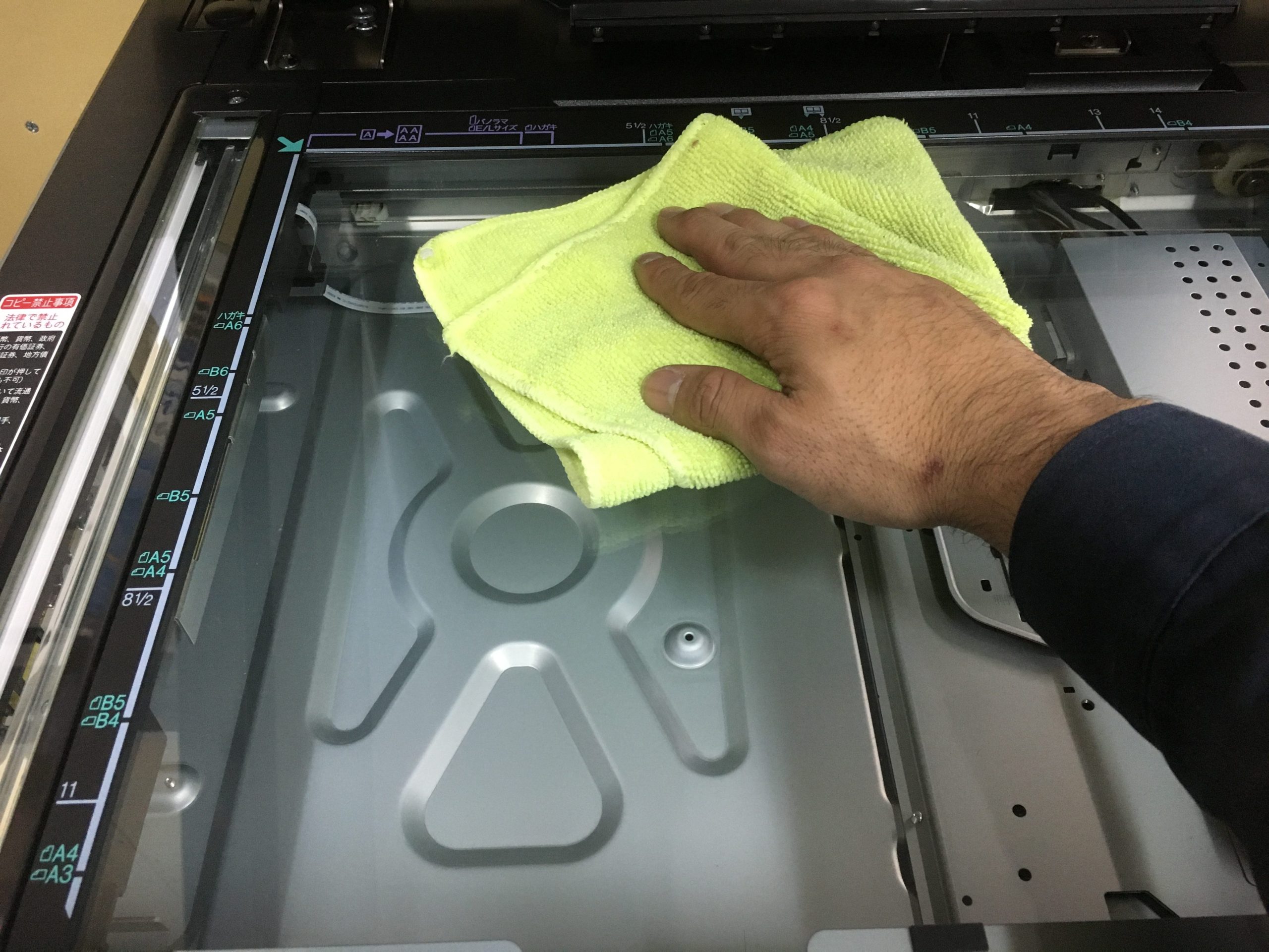 コピー機(複合機)ガラス面から印刷した時に線が入る時の対処法 AIDA LINK コピー機(複合機)ガラス面から印刷した時に線が入る時の対処法 AIDA LINK